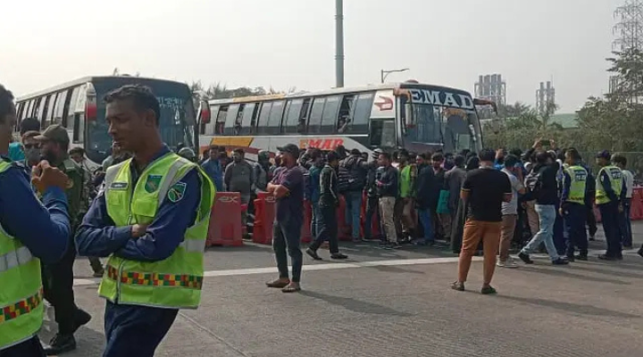 Protest Against Youth Leader’s Abduction Sparks Highway Blockade in Munshiganj